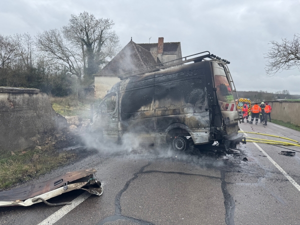 Saint-Nicolas-lès-Cîteaux - Une camionnette percute un mur et un poteau électrique avant de s’embraser