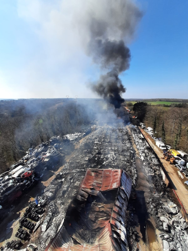 Baulme-la-Roche - Incendie en cours dans une casse automobile, plus de 60 pompiers mobilisés