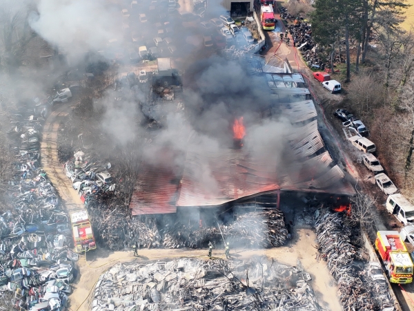 Baulme-la-Roche - Incendie dans une casse automobile, plus de 60 pompiers mobilisés