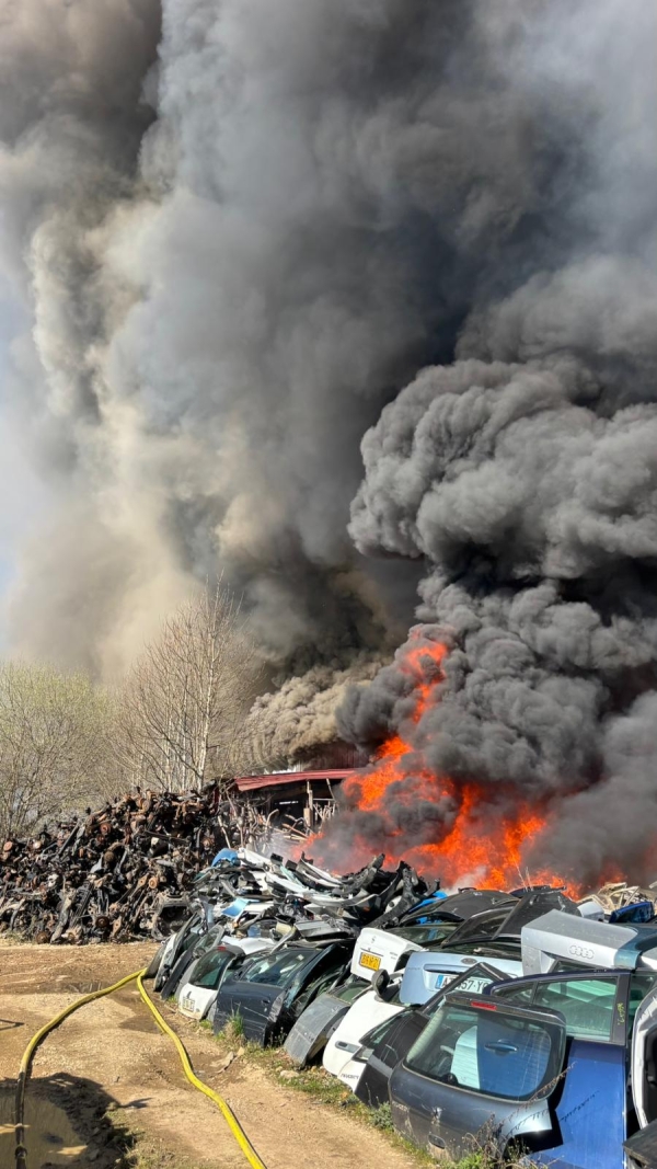Incendie dans une casse automobile à Blaisy-Haut : 4 000 m² détruits, pas de victime