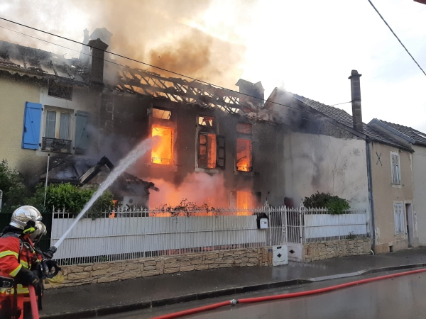 Grancey-sur-Ource - Trois pavillons en proie aux flammes