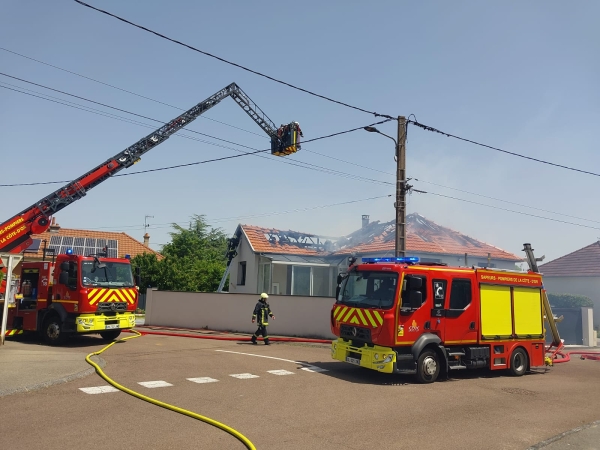 Chenôve - Un violent incendie détruit la toiture d’un pavillon, 22 sapeurs-pompiers mobilisés
