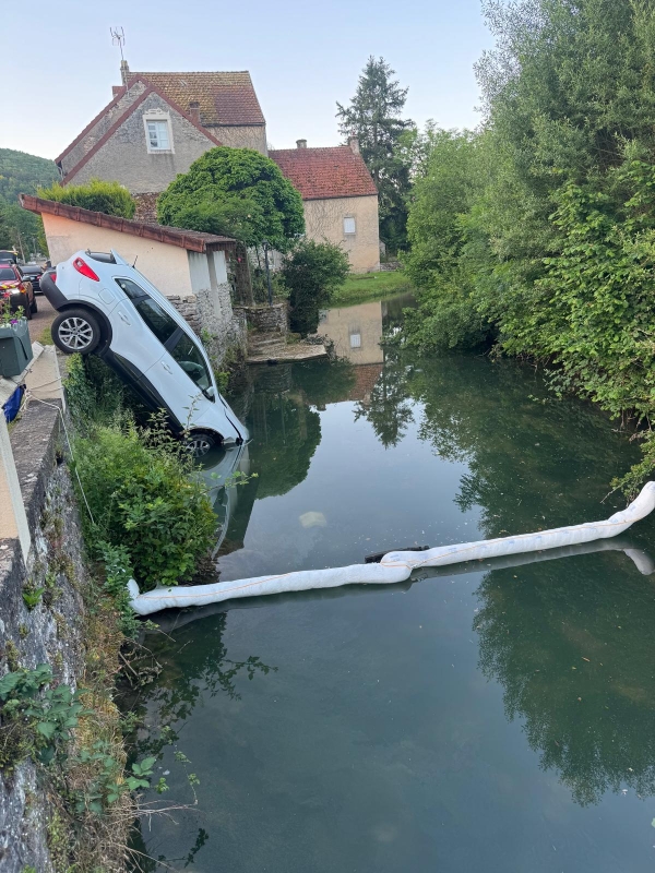 Bligny-sur-Ouche - Une voiture termine dans l’Ouche