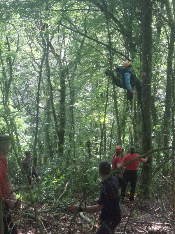 Baulme-la-Roche - Un parapentiste récupéré sain et sauf après avoir terminé sa course dans un arbre