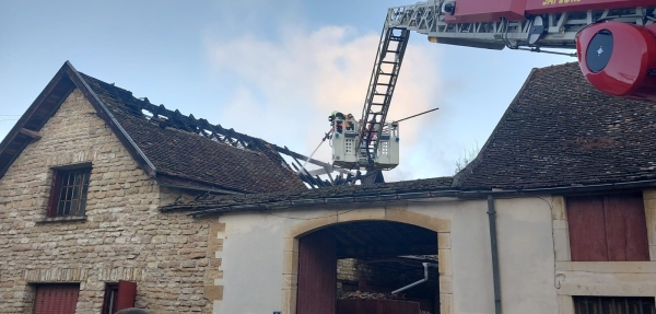 Pommard - Un feu de toiture dans un domaine viticole mobilise 40 sapeurs-pompiers, 12 personnes prises en charge