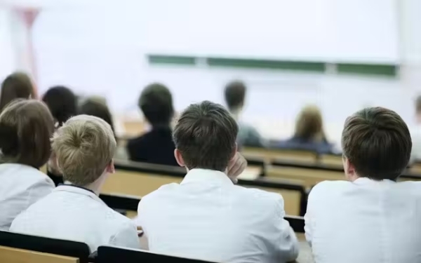 Dijon : les étudiants en médecine vent debout contre la loi sur la régulations des médecins générales