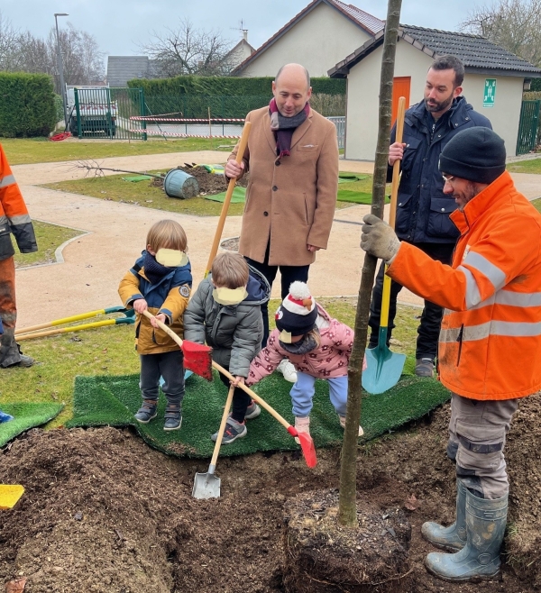 Chevigny plante son 3 000e arbre en 6 ans