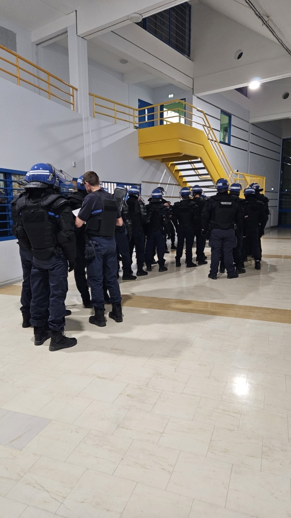 Opération "fouille XXL" au centre pénitentiaire de Varennes le Grand - 7 téléphones... cannabis, cocaïne et autres accessoires numériques sur 30 cellules contrôlées