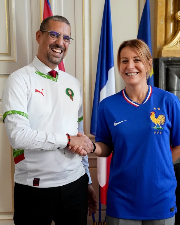 COUPE DU MONDE - Joli cliché pour Nathalie Koenders, maire de Dijon, à quelques heures du choc France-Maroc 