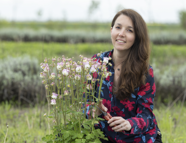 A Rouvres-en-Plaine, Amandine cultive des variétés de fleurs comestibles