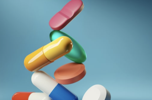 Maxilase, Voltarène, Smecta... 108 médicaments considérés comme "plus dangereux qu'utiles", à éviter en 2026