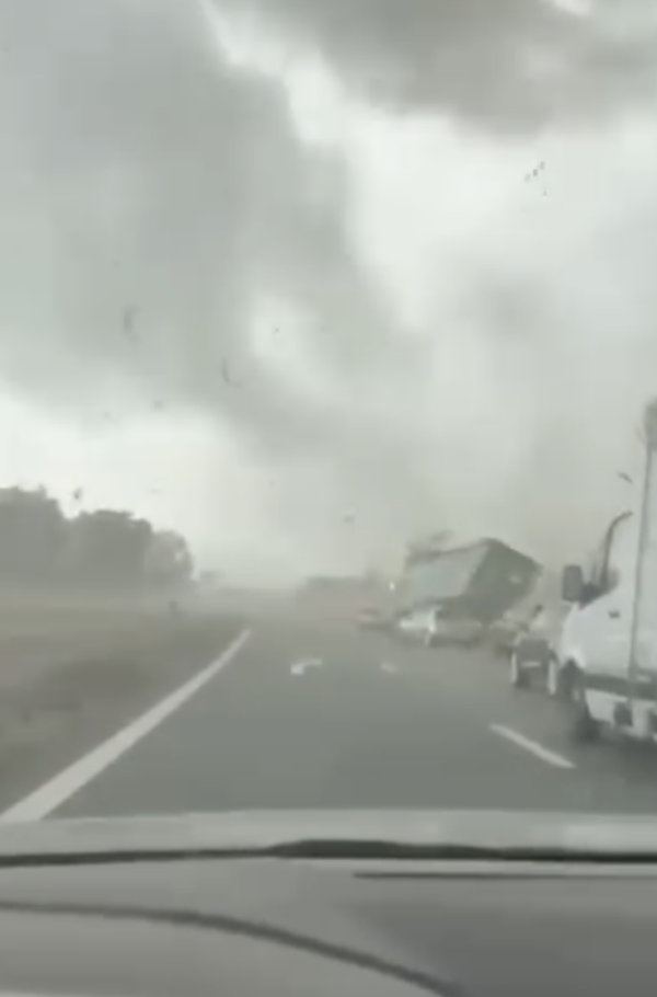 Sur l'A72 dans la Loire, une tornade renverse un poids-lourd 