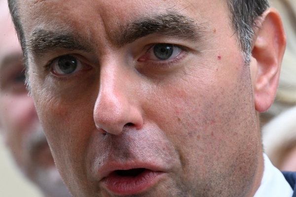 Sébastien Lecornu veut utiliser les "surplus" fiscaux sur le carburant pour financer l'électrification