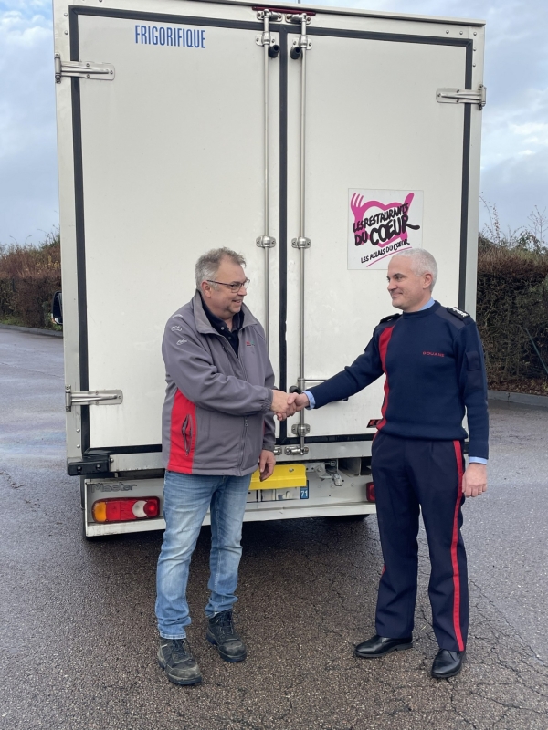 Un don solidaire des douanes pour alimenter la hotte du Père Noël...